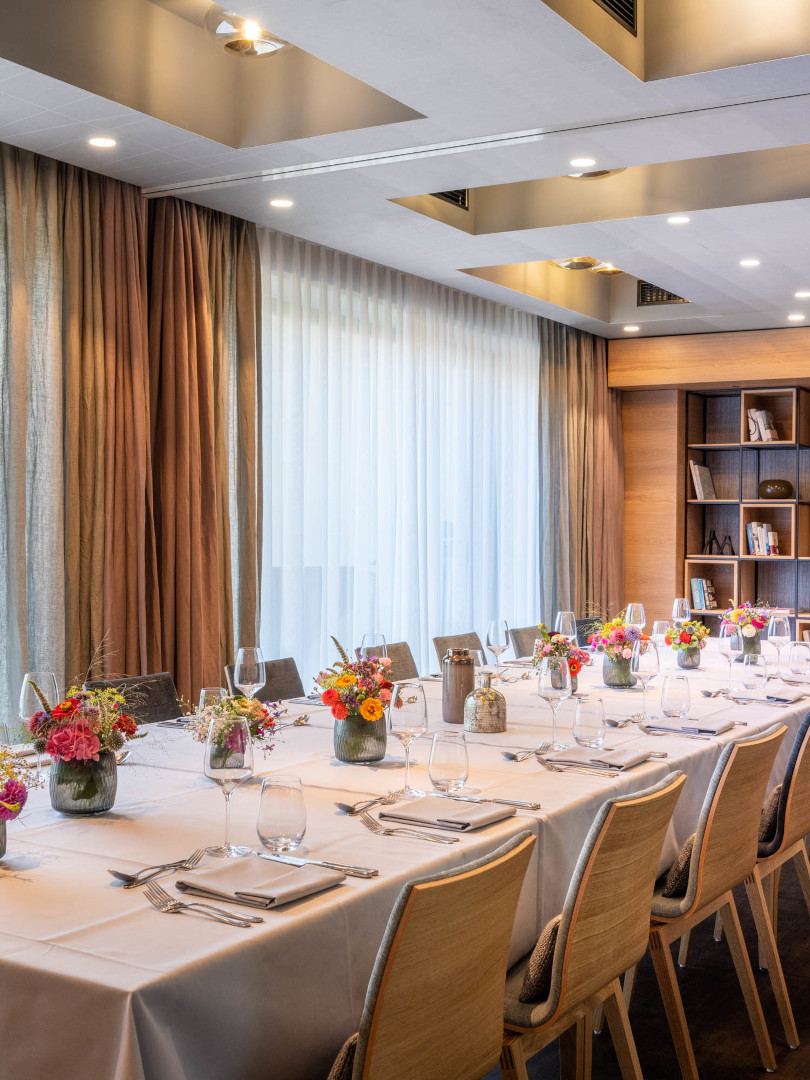 Gedeckter Tisch im Seminarraum des Hotel Maier Gedeckter Tisch Tagungsraum Bodensee Hotel Maier