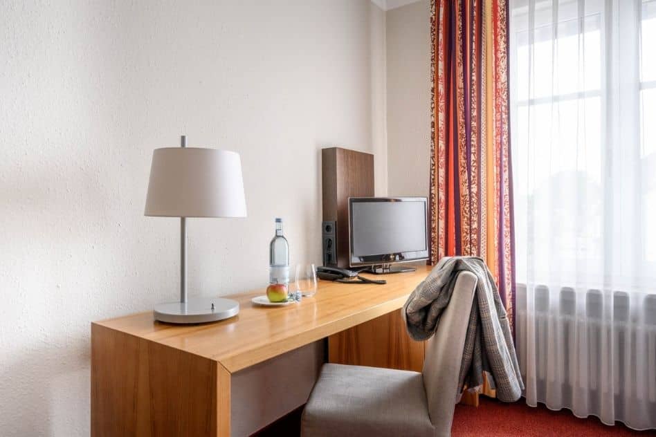 Schreibtisch Einzelzimmer Tisch Hotel Fischbach Lampe
