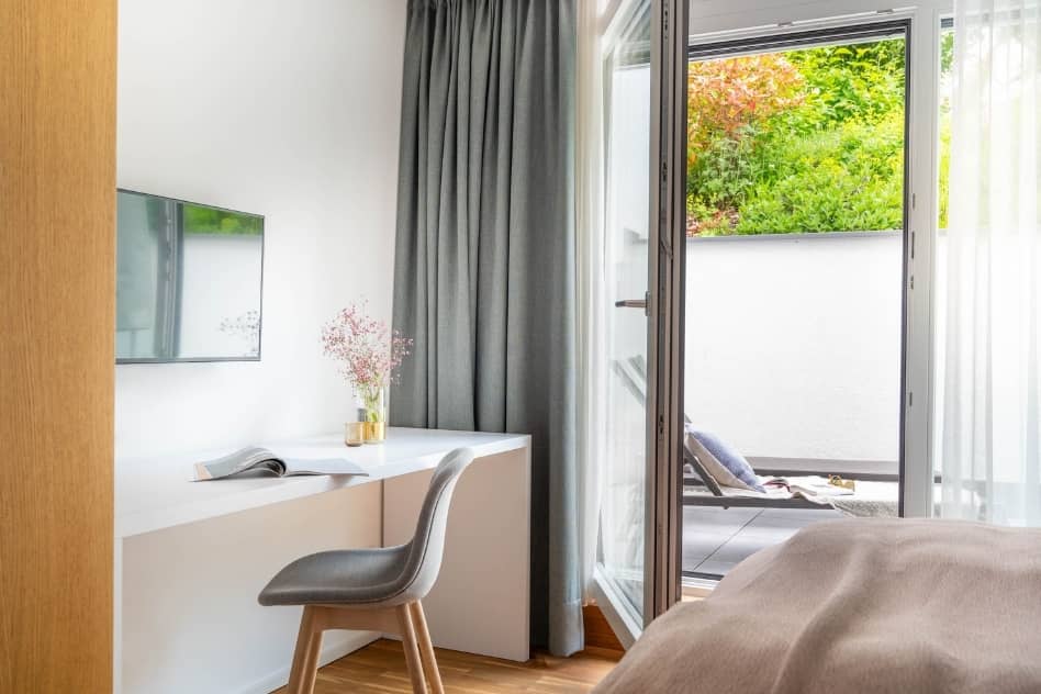 Suite Hotel Maier Bodensee Urlaub Schlafzimmer Schreibtisch 