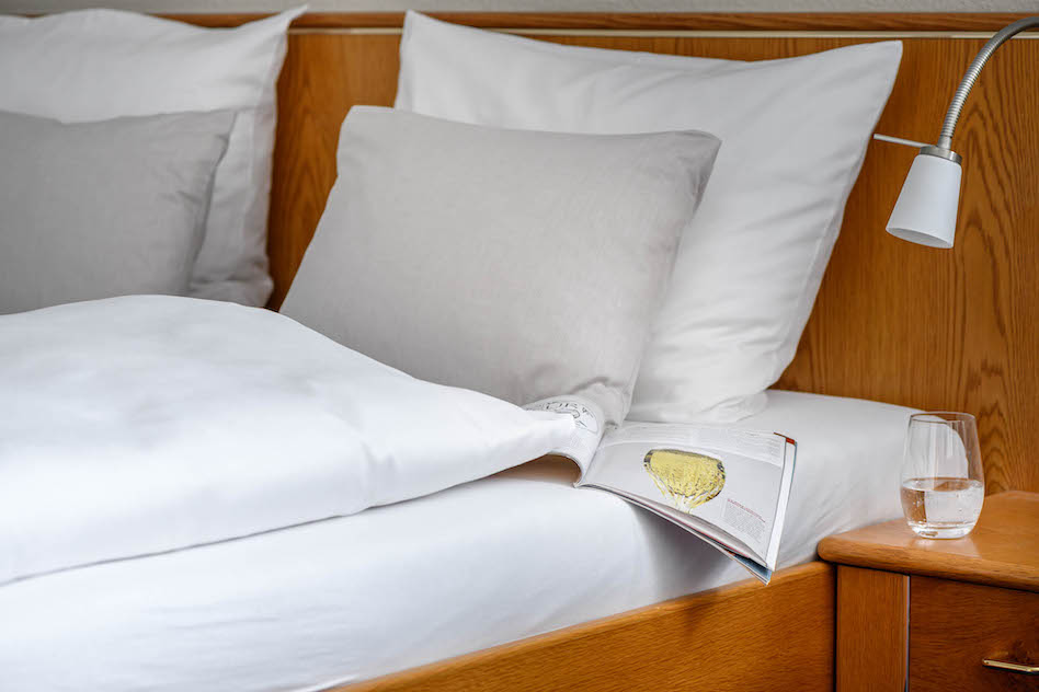 Doppelzimmer Klassik Bett im Hotel Maier am Bodensee