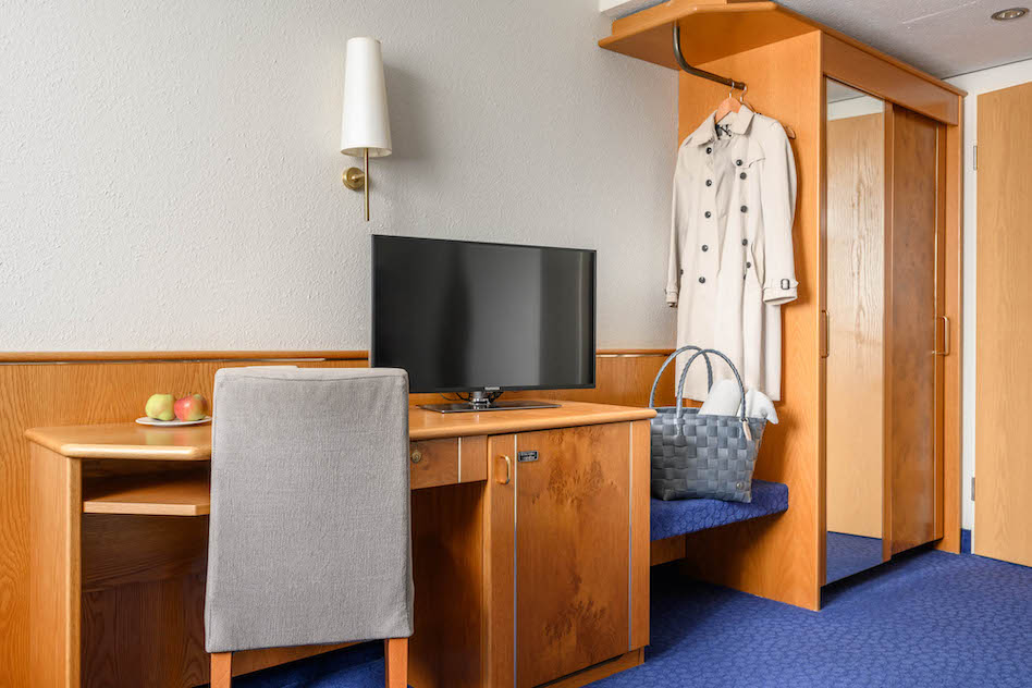Doppelzimmer Klassik Schreibtisch im Hotel Maier am Bodensee