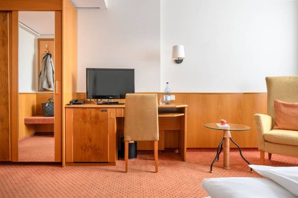 Kleines Doppelzimmer TV Stuhl Hotel Fischbach