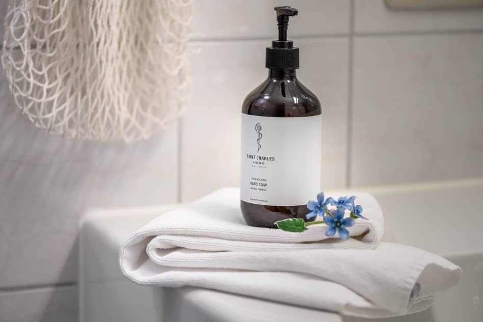 Hotel Friedrichshafen kleines Doppelzimmer Bodensee Badezimmer Handseife Bluete