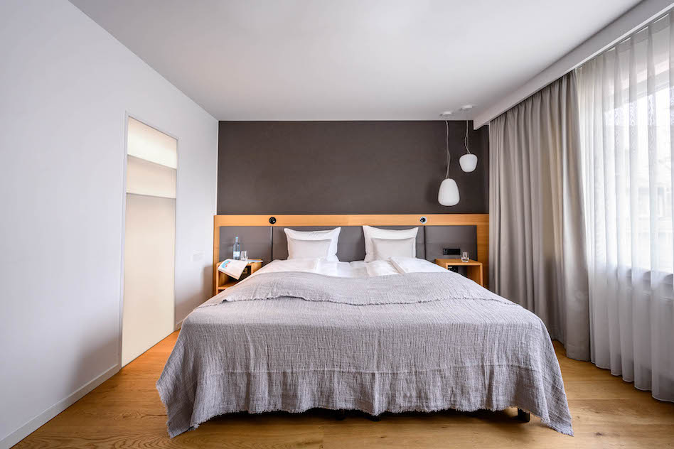 Doppelzimmer Komfort Bett im Hotel Maier am Bodensee