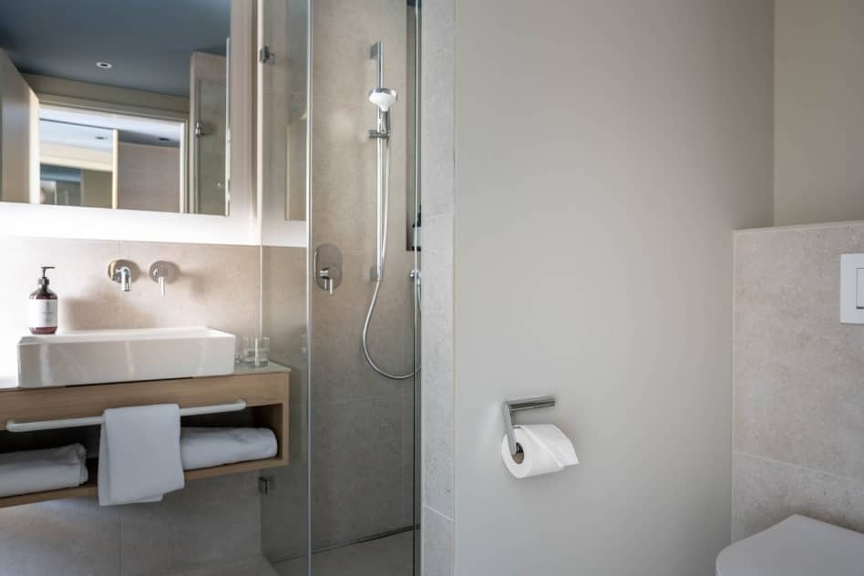 Hotel Friedrichshafen Zimmer Smart Plus Badezimmer Waschbecken