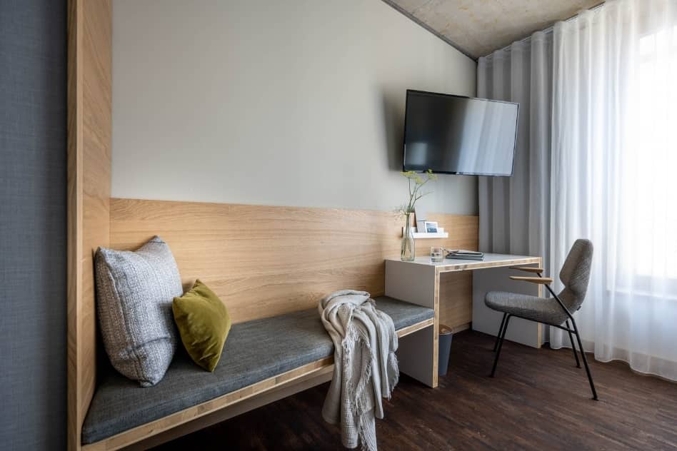 Zimmer Smart Plus Inneneinrichtung mit Schreibtisch und TV Hotel Maier Zimmer Smart Plus Inneneinrichtung Schreibtisch TV
