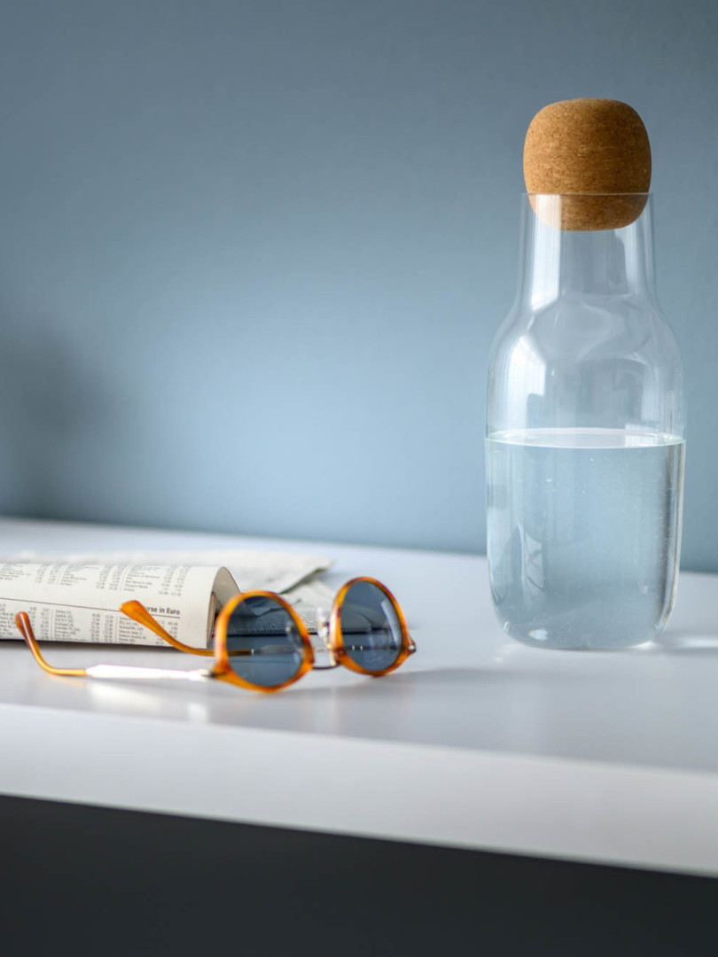Zimmer Superior Dekoration Anrichte mit Sonnenbrille und Wasser Zimmer Superior Dekoration Anrichte Bodensee Urlaub Hotel Maier