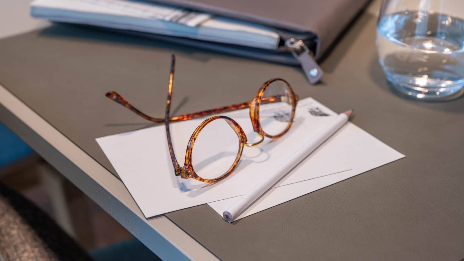 Hotel Maier Tagungen Konferenzraum-Close-Up-Brille