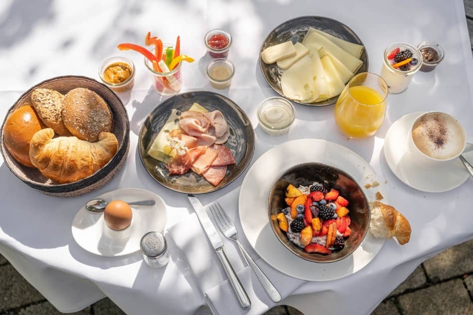 Gedeckter Frühstückstisch im Hotel Maier gedeckter Tisch Frühstück Hotel Maier